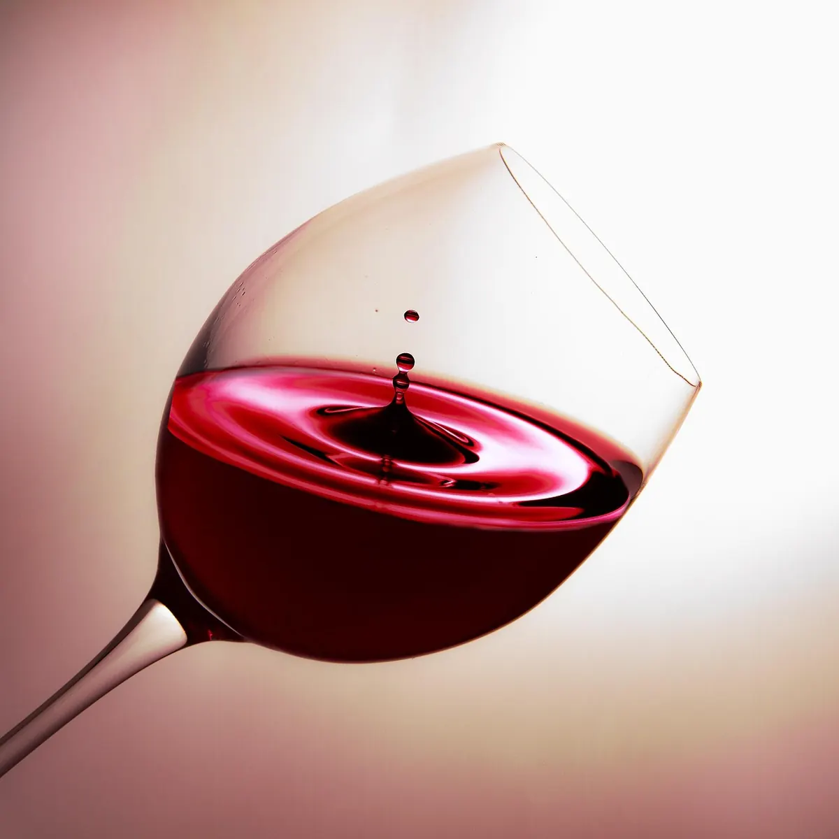 Common Mistakes When Serving Red Wine at Home (and How to Fix Them)